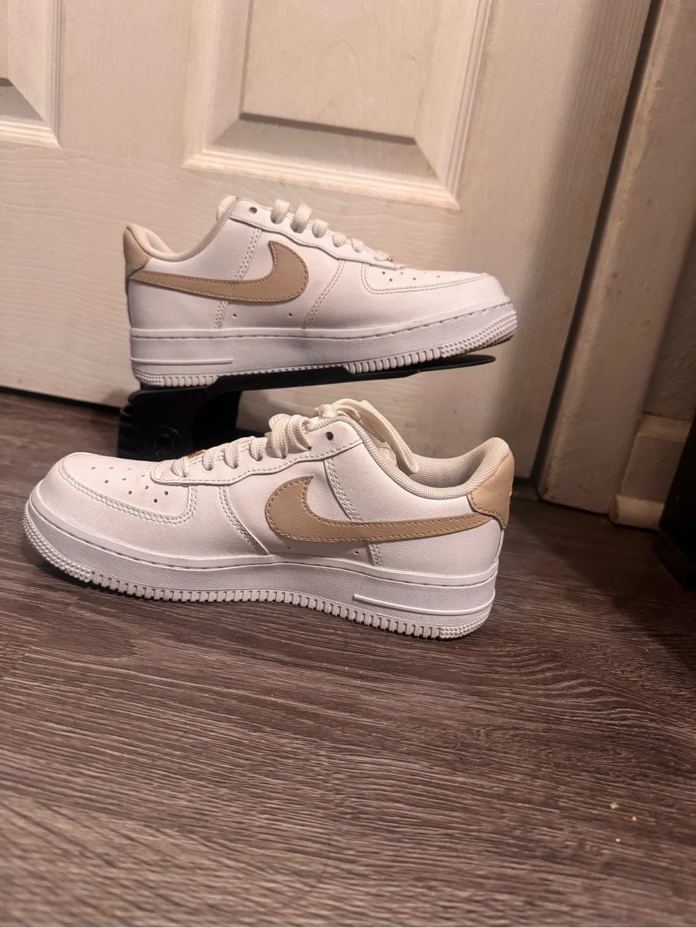 Nike •women’s beige